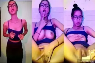 Cewek cantik memek tembem colmek pakai sextoy live super nakal