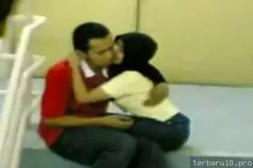 Mahasiswi Mesum di Tangga Kampus Ngangkang